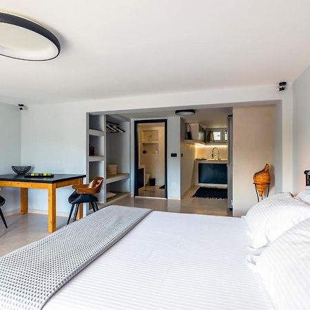 Black And White Apartment Pollonia Buitenkant foto
