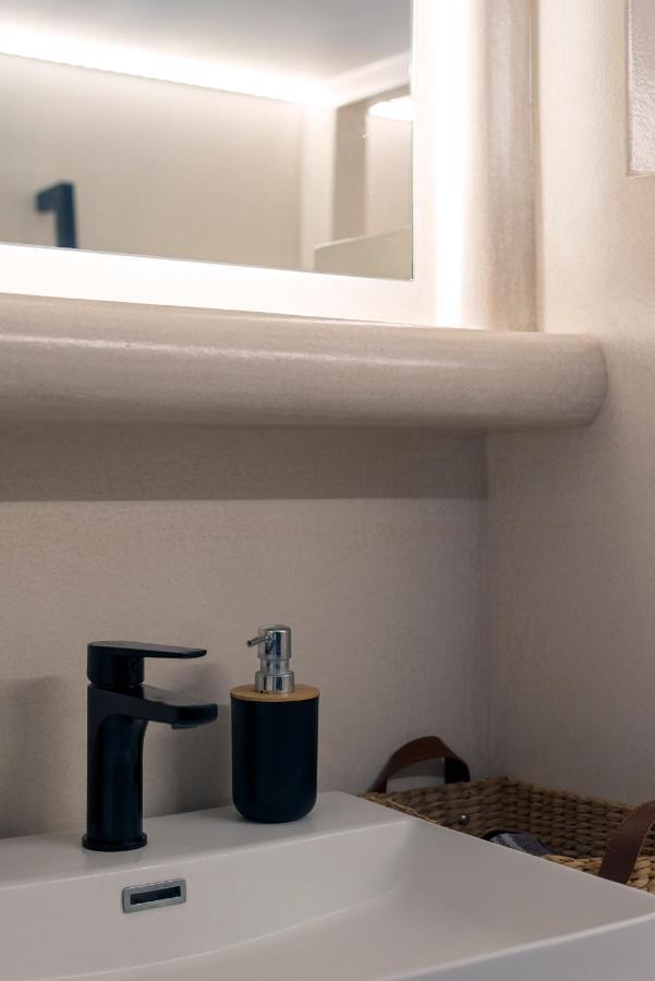 Black And White Apartment Pollonia Buitenkant foto