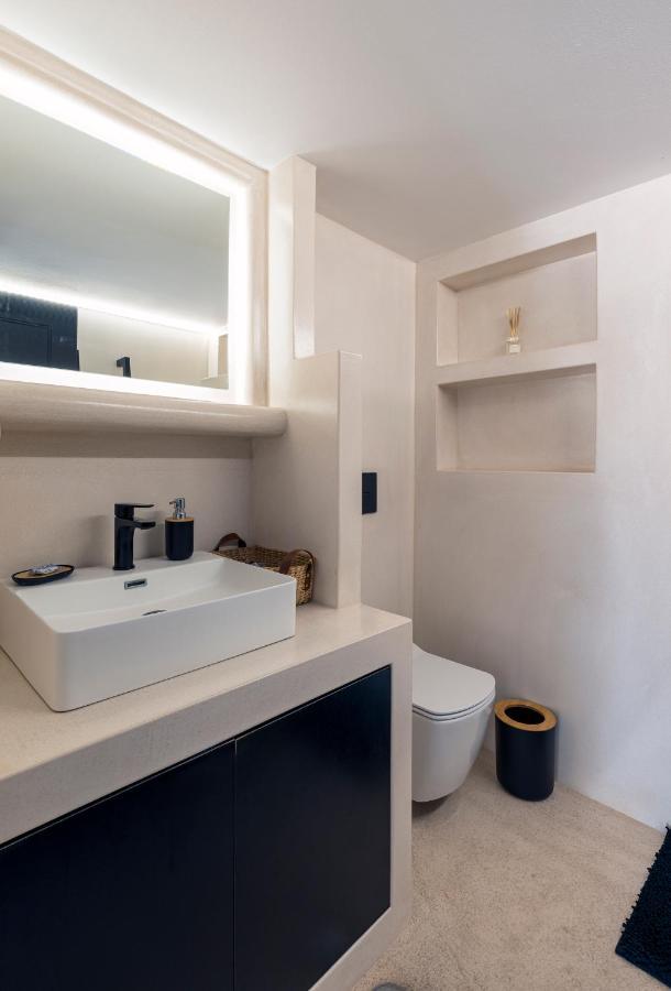 Black And White Apartment Pollonia Buitenkant foto