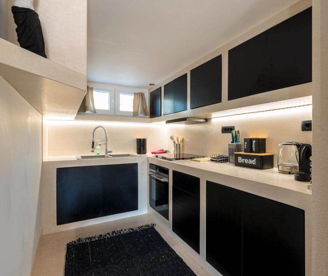 Black And White Apartment Pollonia Buitenkant foto