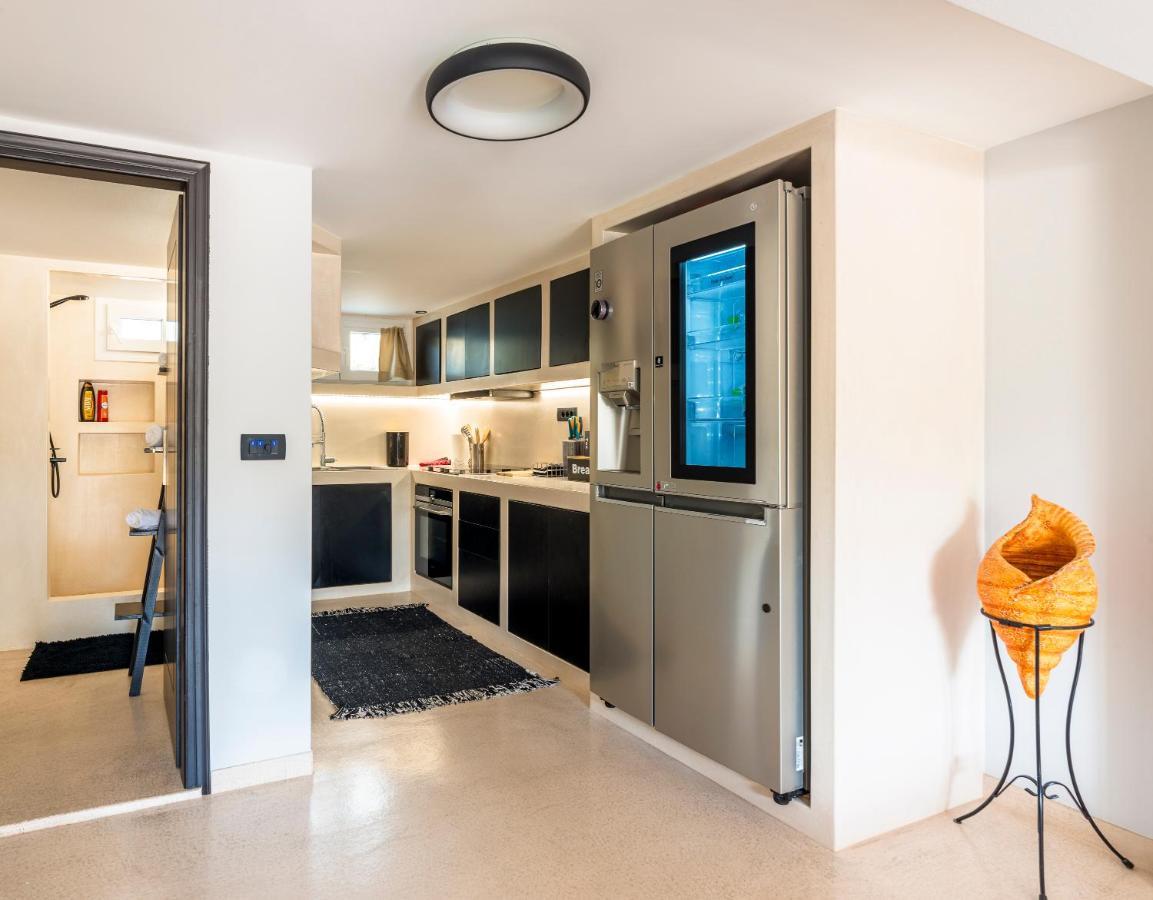 Black And White Apartment Pollonia Buitenkant foto